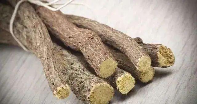 甘草的功效与作用有哪些？食用方法及注意事项介绍
