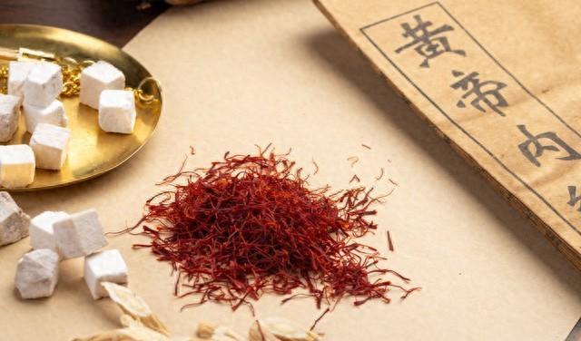 藏红花、陈皮、沉香煮成的药茶：中老年健康的秘密武器