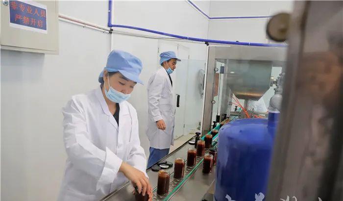 贵州黔旺风味食品有限公司新厂址车间忙碌景象：法国伊拉兔肉辣椒酱飘香